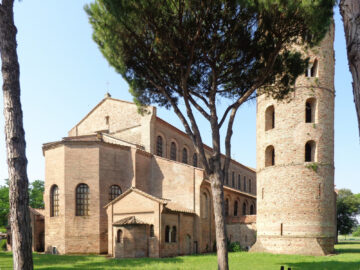 Sant’Apollinare in Classe, Ravenna. Foto: Superchilum, Wikimedia Commons, CC BY-SA 4.0: https://de.wikipedia.org/wiki/Sant%E2%80%99Apollinare_in_Classe#/media/Datei:Sant'Apollinare_in_Classe_Ravenna_02-87-edit.jpg