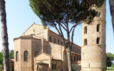 Sant’Apollinare in Classe, Ravenna. Foto: Superchilum, Wikimedia Commons, CC BY-SA 4.0: https://de.wikipedia.org/wiki/Sant%E2%80%99Apollinare_in_Classe#/media/Datei:Sant'Apollinare_in_Classe_Ravenna_02-87-edit.jpg